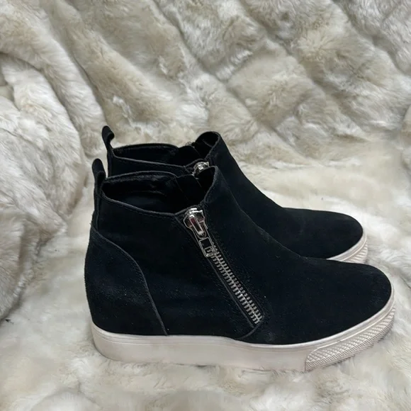 Steve Madden black suede short boots. - Picture 4 of 9
